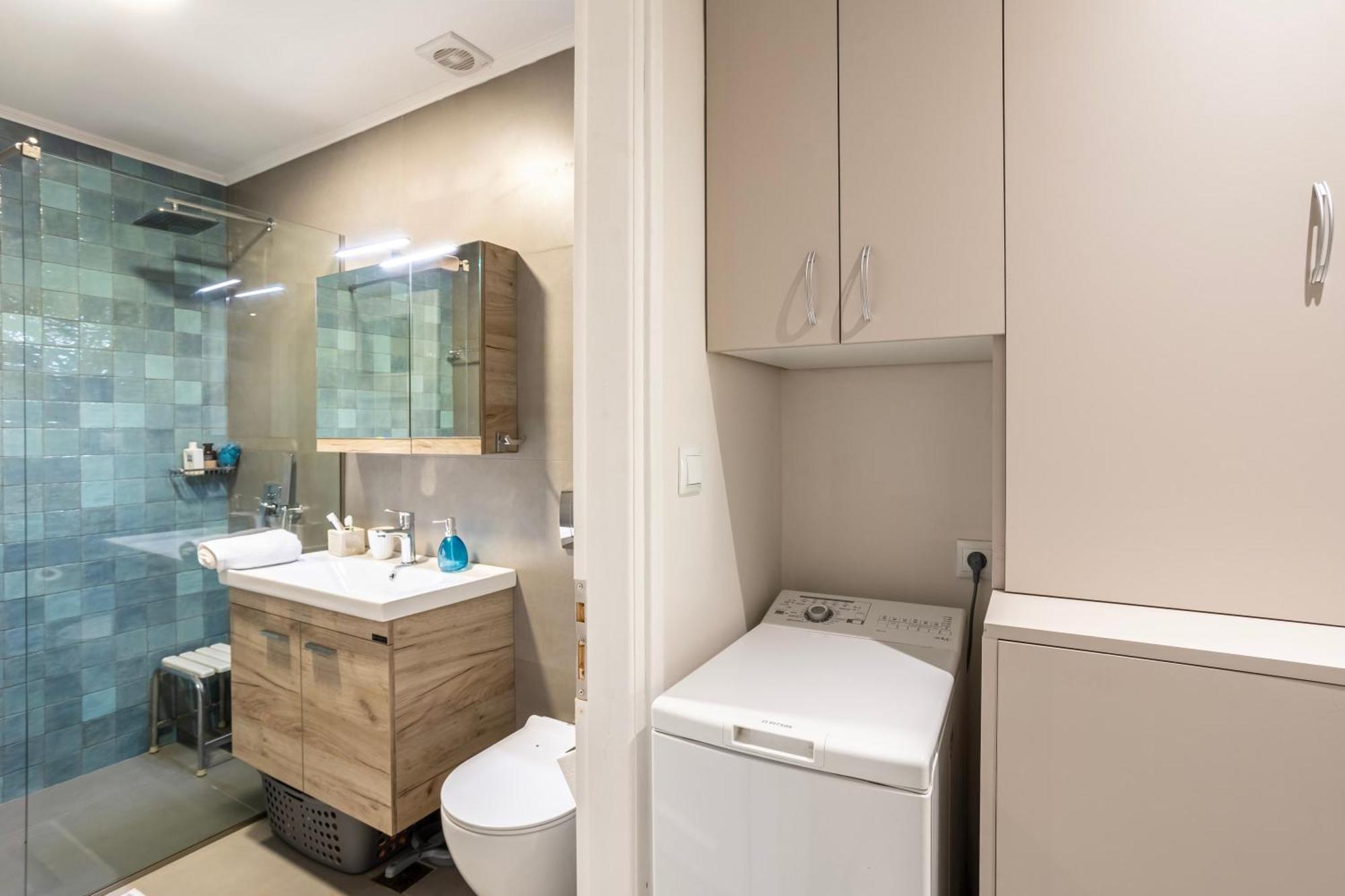 Апартаменты Azure Seaside Retreat In The Heart Of *