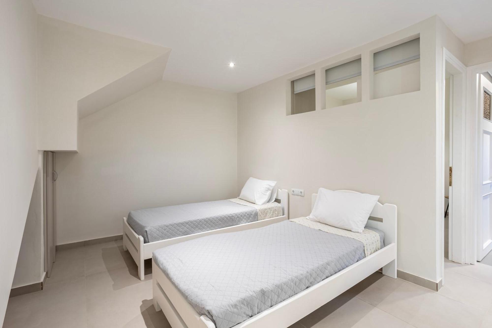 Апартаменты Azure Seaside Retreat In The Heart Of