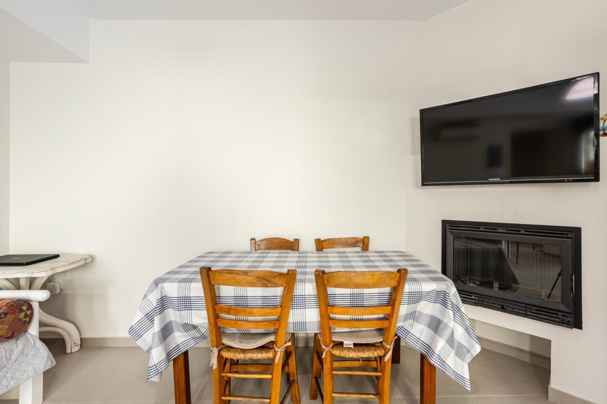 Azure Seaside Retreat In The Heart Of * Petalidi